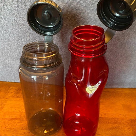 Six various water bottles - Picture 11 of 12